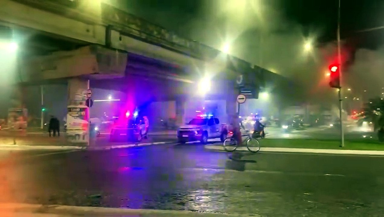Moradores protestam em interditam avenida Independência