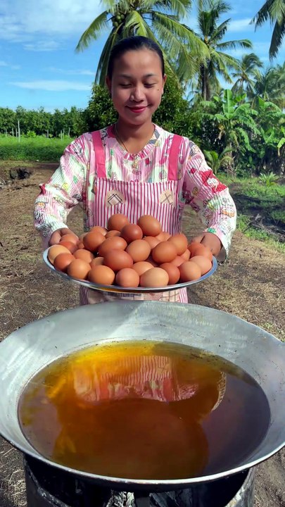Crispy Fried Eggs with Salt & Chili pepper – Easy Village Recipe! #FoodTok #EasyRecipe #foodtokusa #ASMRCooking