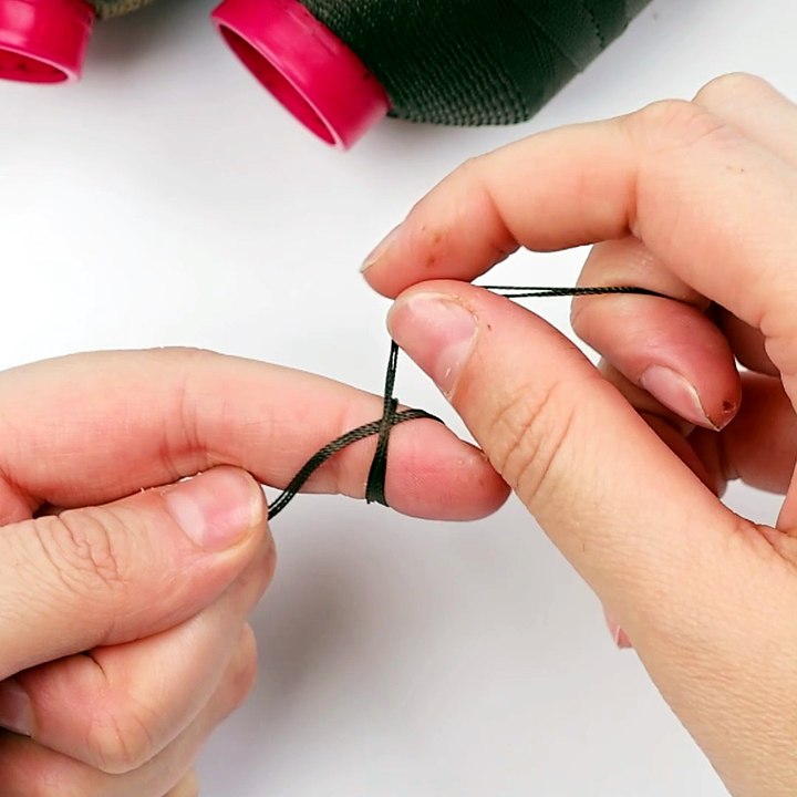 How to make a beautiful flower bracelet at home