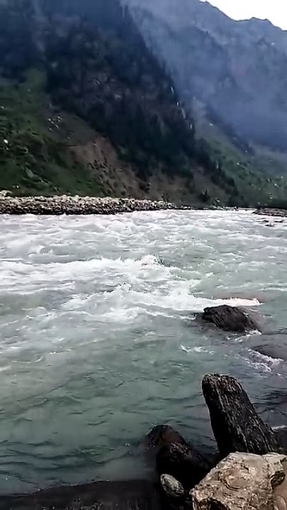 Which type of flow of water is ? Gilgit Baltistan river Pakistan