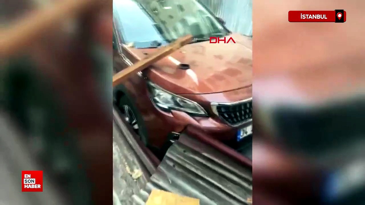 İstanbul Küçükçekmece'de fırtınada uçan çatının parçaları 2 binaya zarar verdi