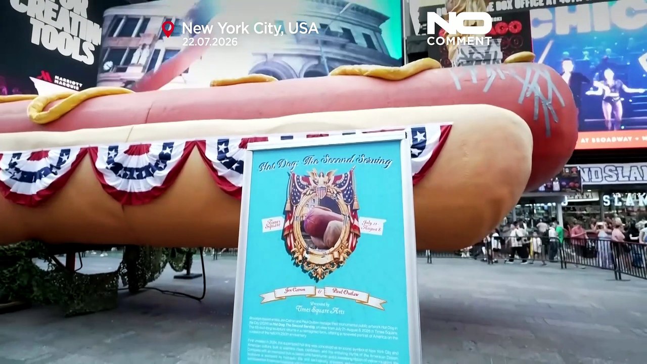 Riesige Hotdog-Skulptur kehrt nach New Yorker Times Square zurück