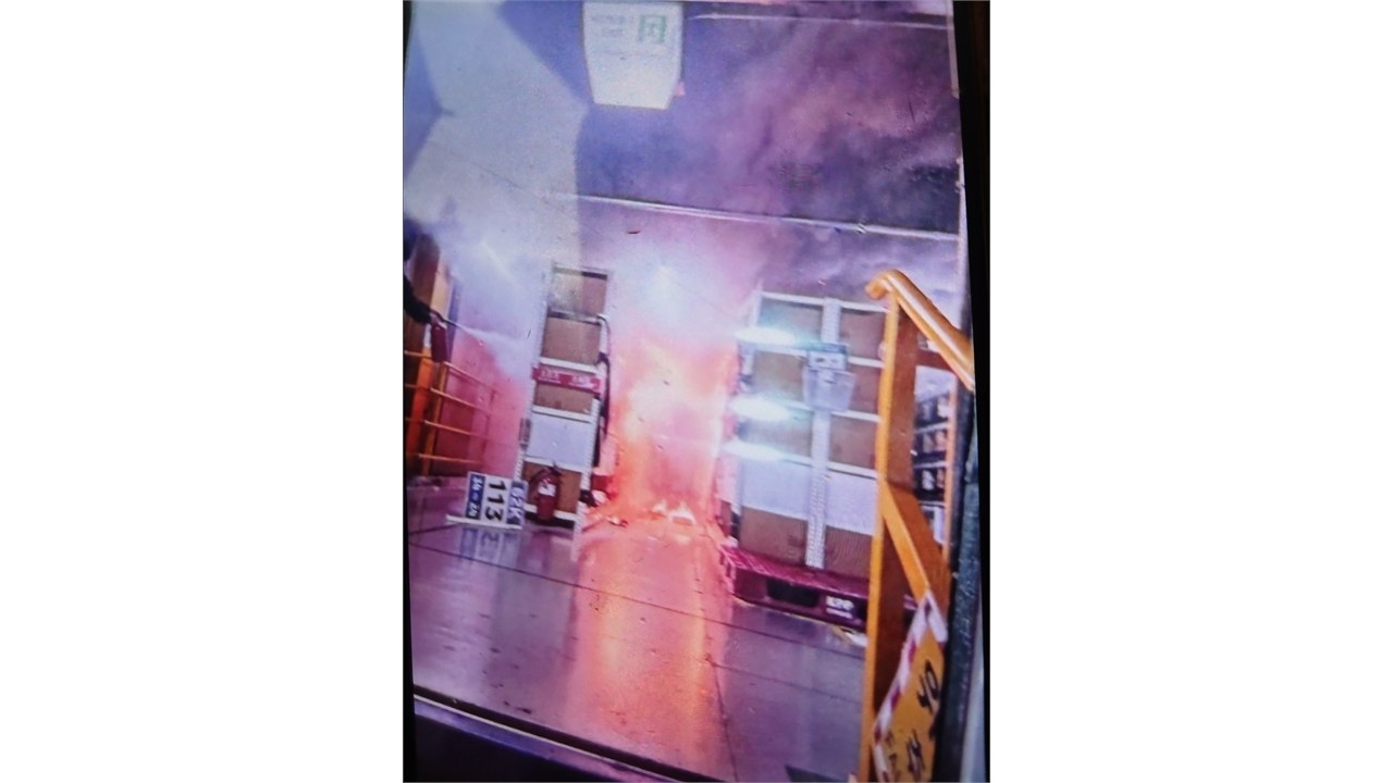 [단독] 쿠팡 물류센터 화재 초기 내부 사진 확보...선반 사이로 불길과 연기 가득 / YTN