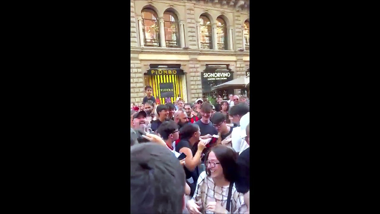 Autografi, selfie e lancio di una maglietta firmata: primo bagno di folla per Gila (VIDEO)