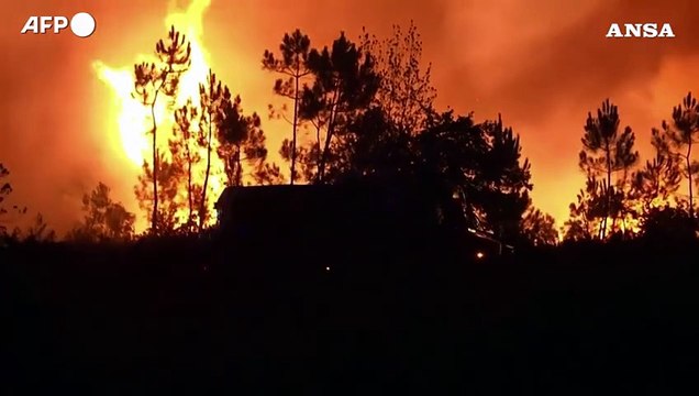 Violento incendio nel sud-est della Francia, migliaia di persone evacuate