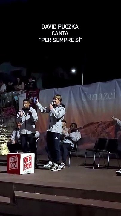 Genoa, tutti pazzi per Puczka che canta "Per sempre sì"