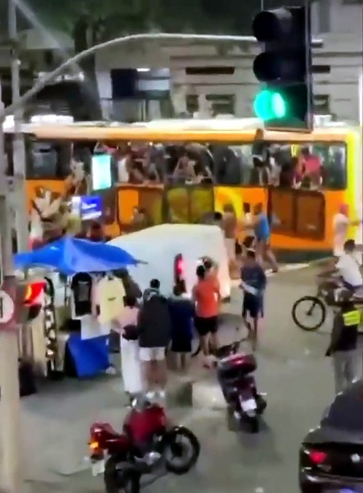 Segundo dia de tumultos em Copacabana tem spray de pimenta e ônibus vandalizado
