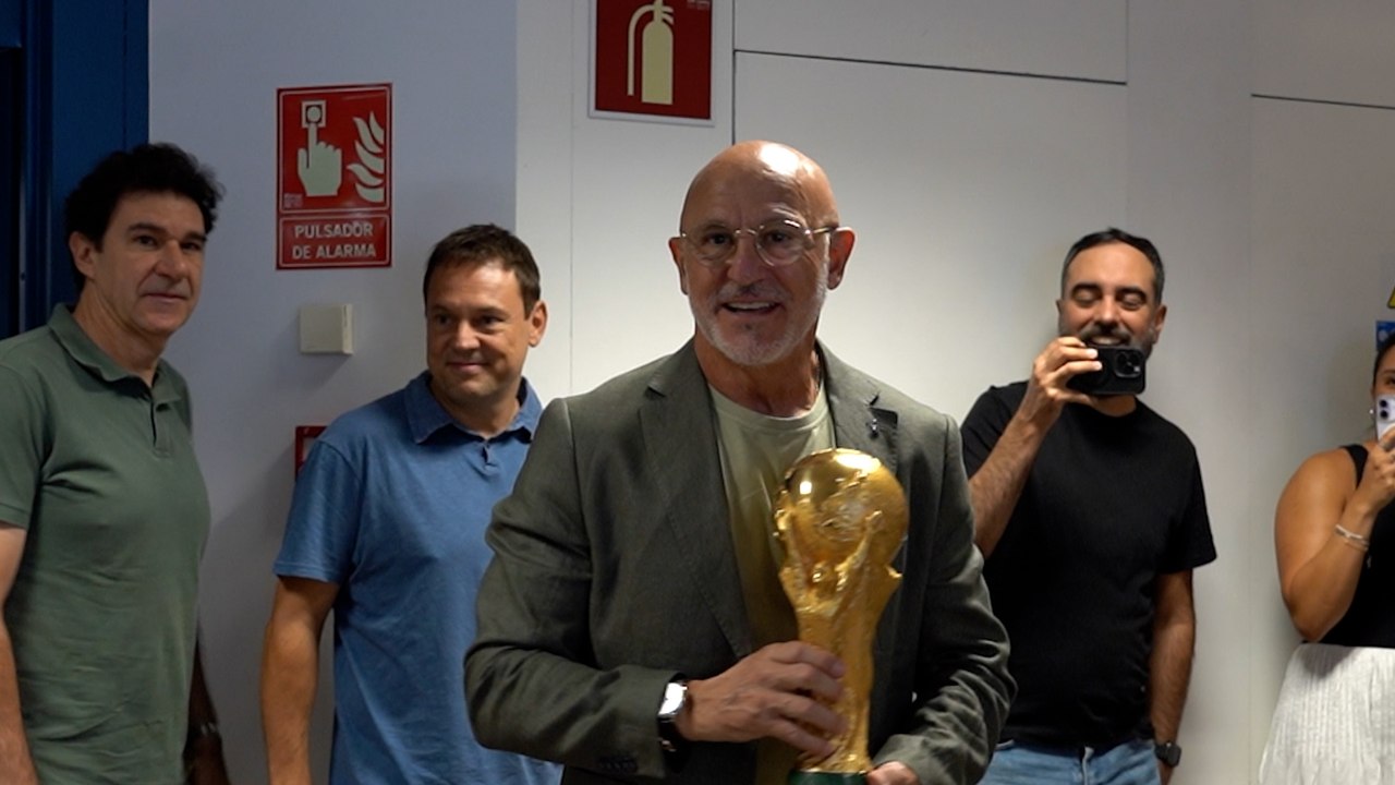 Luis de la Fuente visita Unidad Editorial con la Copa del Mundo