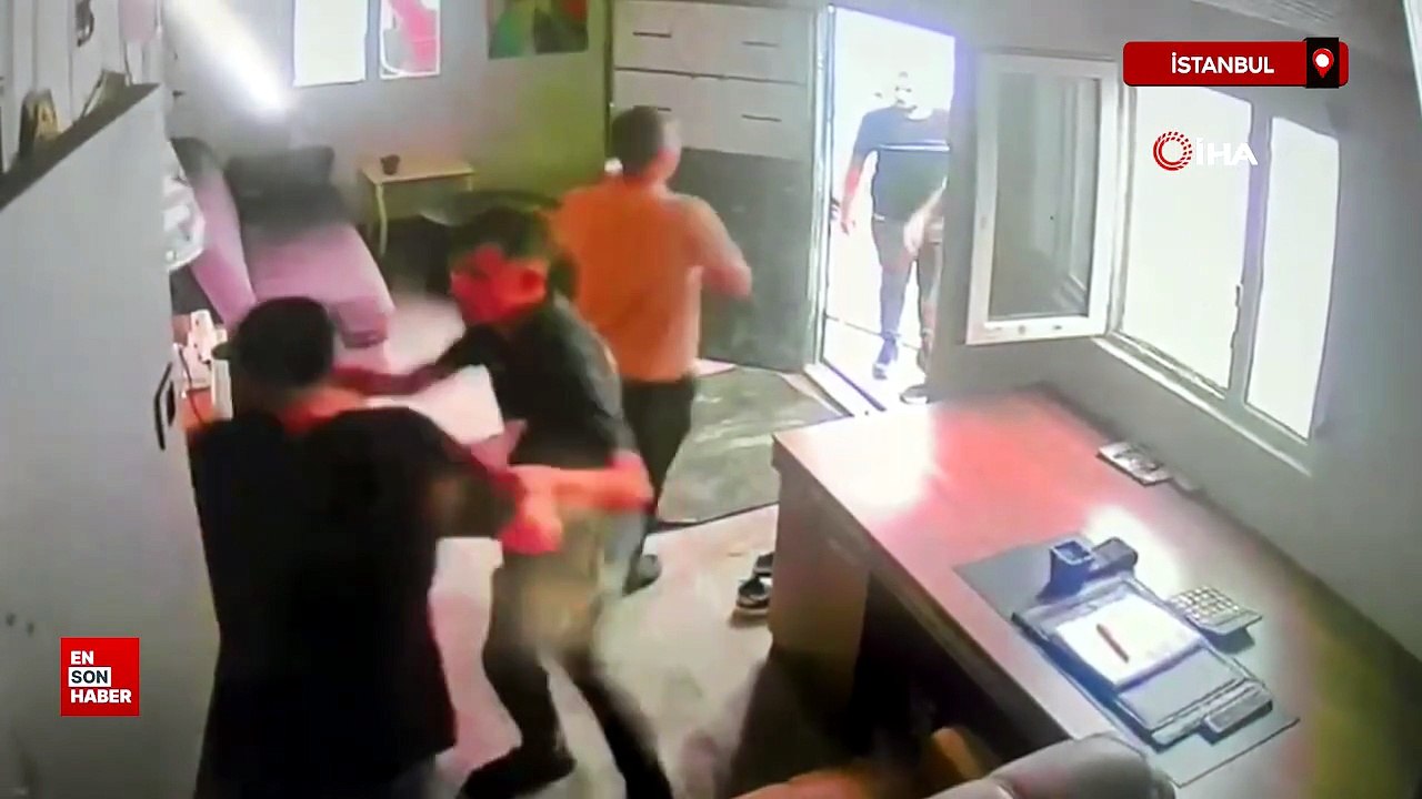 İstanbul Arnavutköy’de husumetlilerinin dükkanını silahlarla bastılar, o anlar kamerada