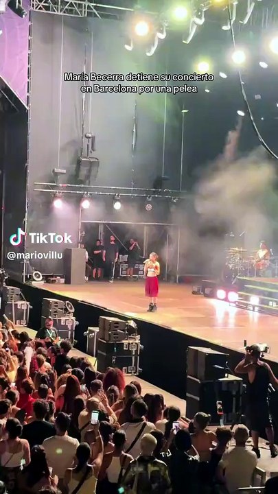 Momentos de tensión en el recital de María Becerra: el motivo por el que tuvo que detener el espectáculo. Enterate.