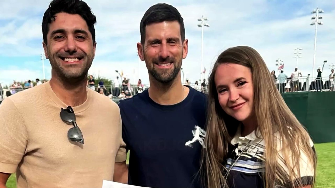 Dal fidanzamento al "gender reveal" per una coppia di tifosi, Novak Djokovic è maestro di cerimonie