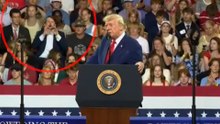 Tres asistentes a un mitin de Trump le 'trolean' a sus espaldas durante su intervención