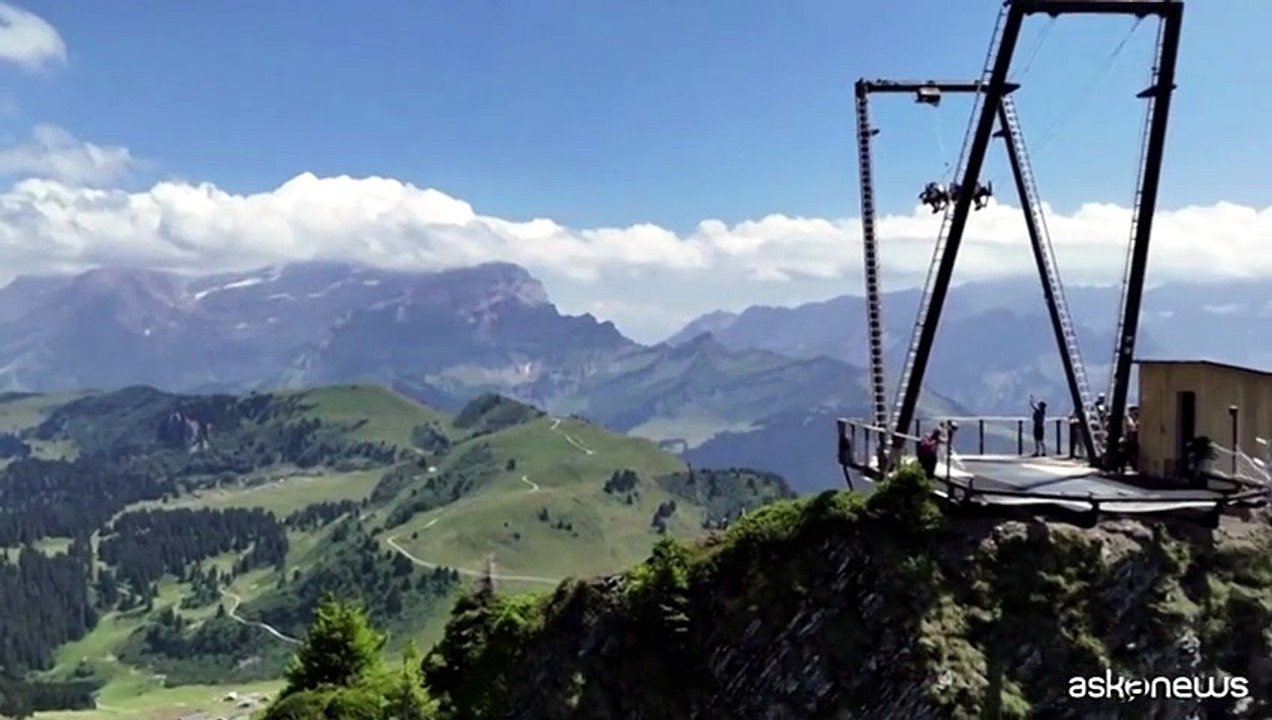 Svizzera, un'altalena gigante per volare nel vu...