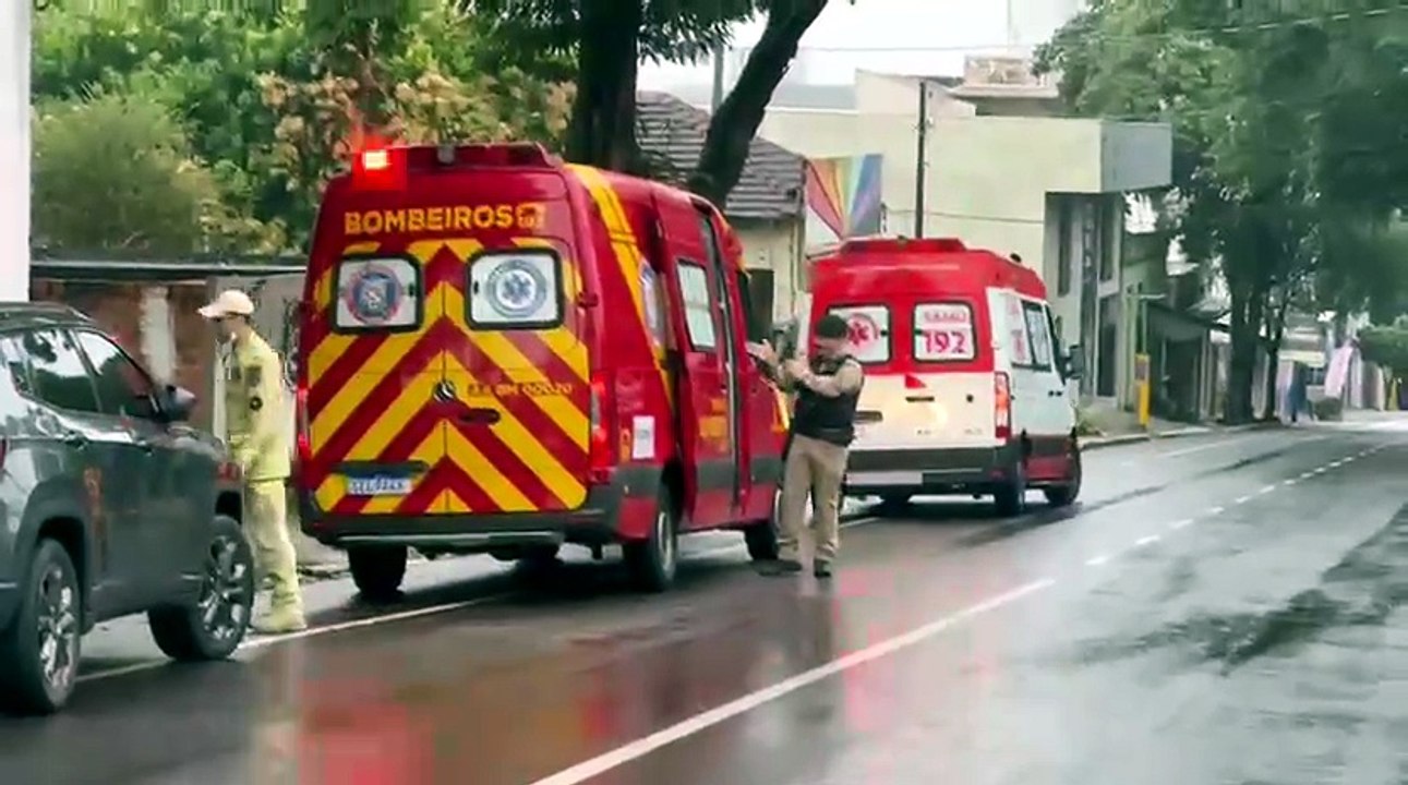 Porsche colide em poste em cruzamento no Centro de Umuarama