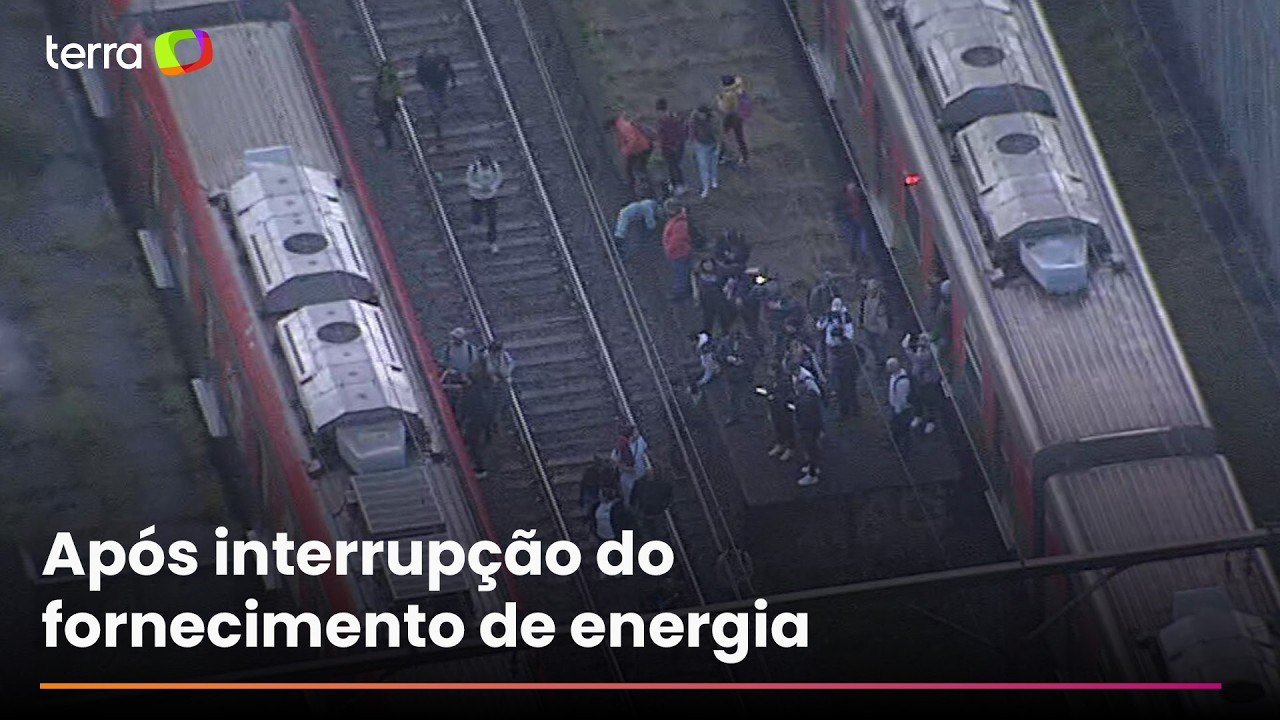 Vídeos mostram passageiros caminhando pelos trilhos após falha interromper circulação de trens em SP