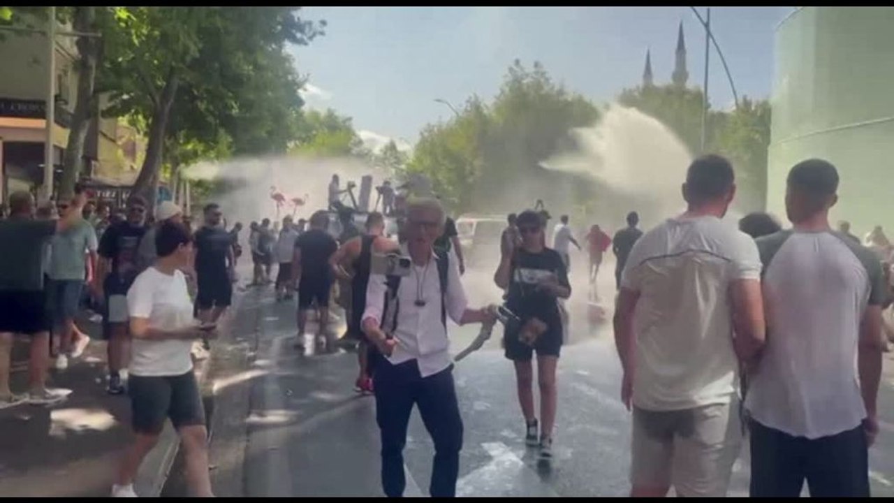 Tirana, idranti sui manifestanti davanti al Parlamento