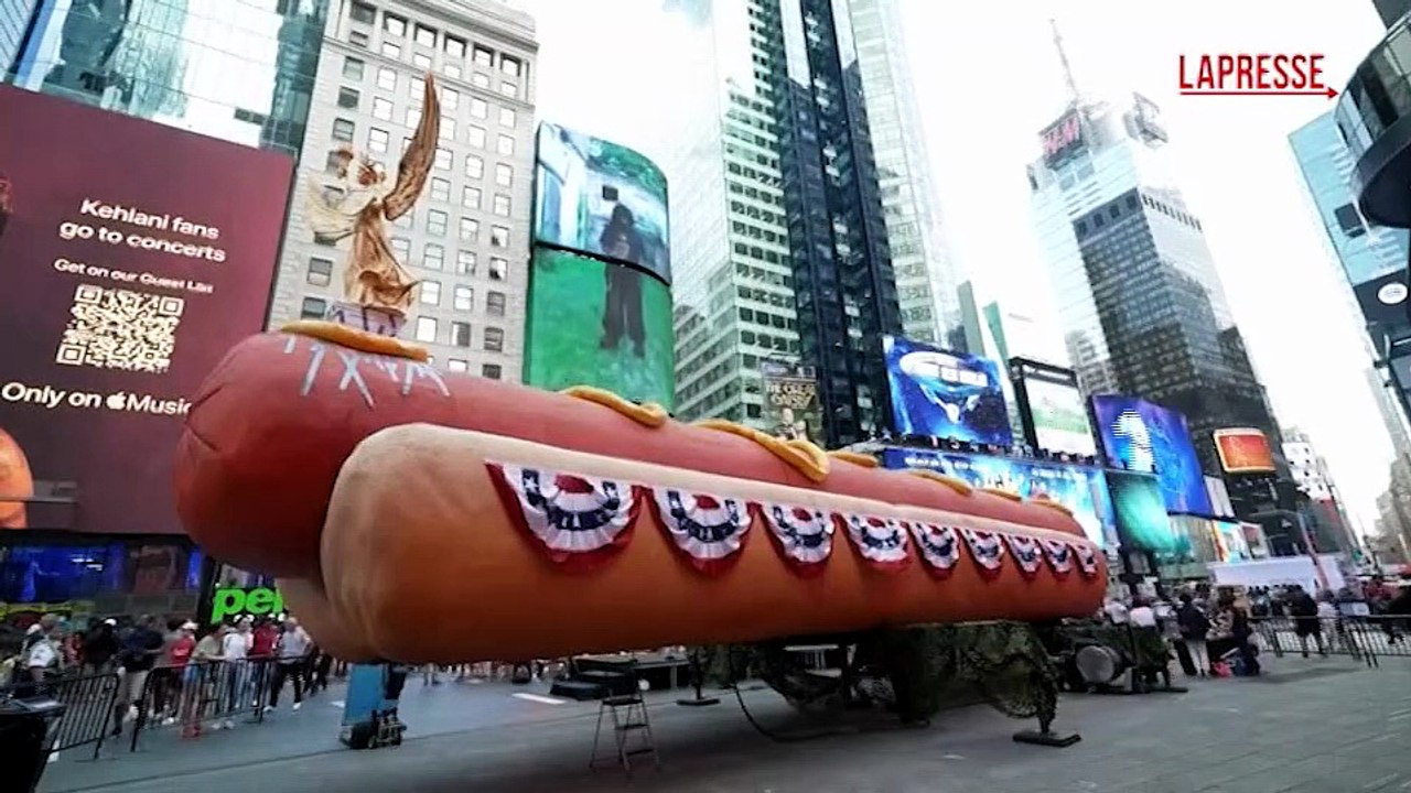 New York, maxi hot dog a Times Square per i 250 anni d'indipendenza USA