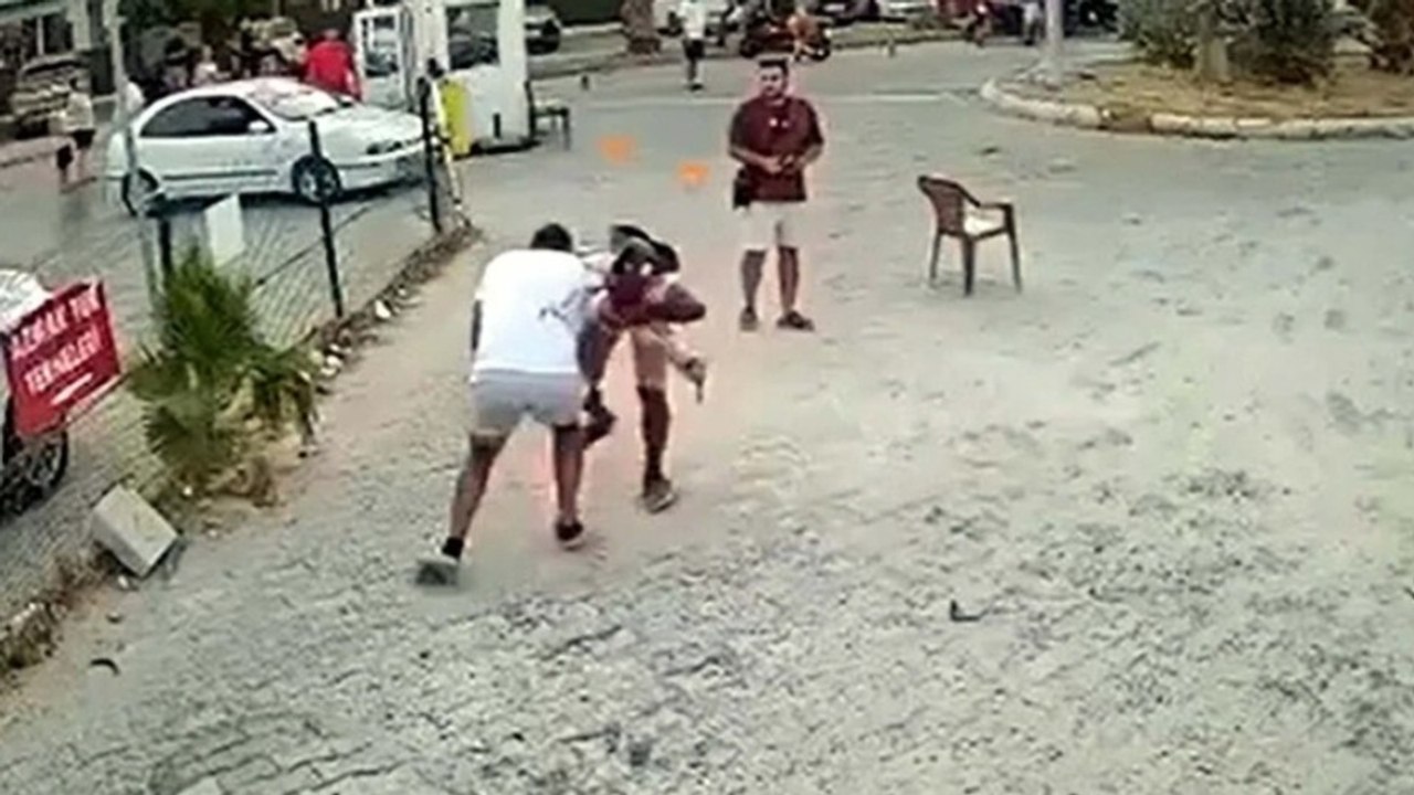 Sokakta çıkan tartışmada birbirini bıçakladılar; o anlar kamerada