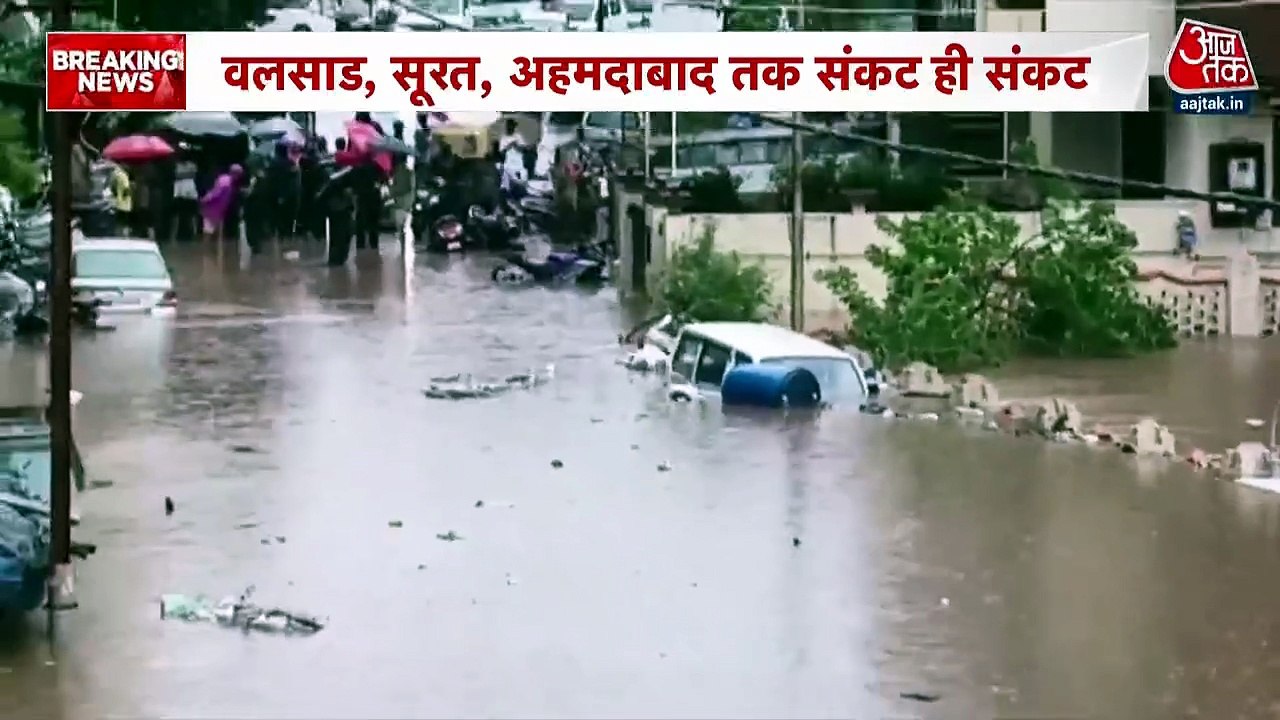 गुजरात में भारी बार‍िश से सड़कों पर कारें डूबी, पहचानना मुश्क‍िल, देखें