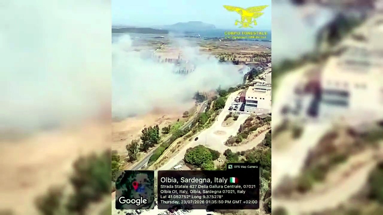 Olbia, terzo incendio incendio in opochi giorni nella zona del Mater: in azione tre elicotteri