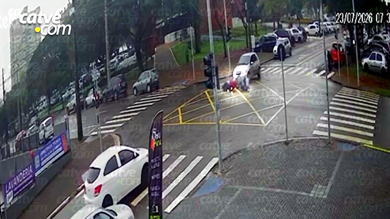 Câmera flagra acidente de piloto com moto furtada em Cascavel