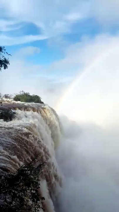 CATARATAS IMPRESSIONAM COM VAZÃO MAIS DE CINCO VEZES ACIMA DO NORMAL
