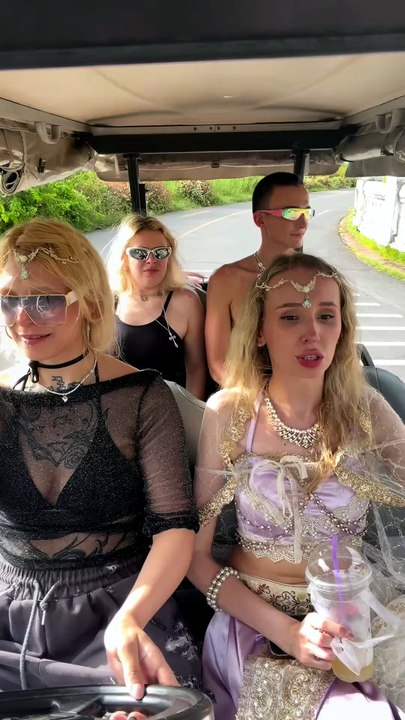Quand la conductrice quitte le volant pour aider, la voiturette part en vrille !