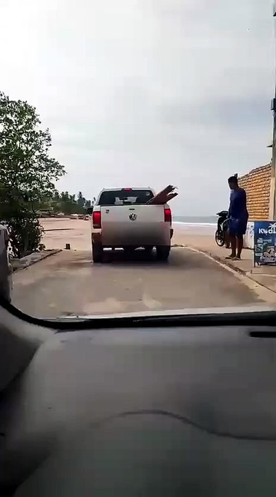 Caminhonete invade faixa da areia na praia de Ipioca e moradores denunciam2