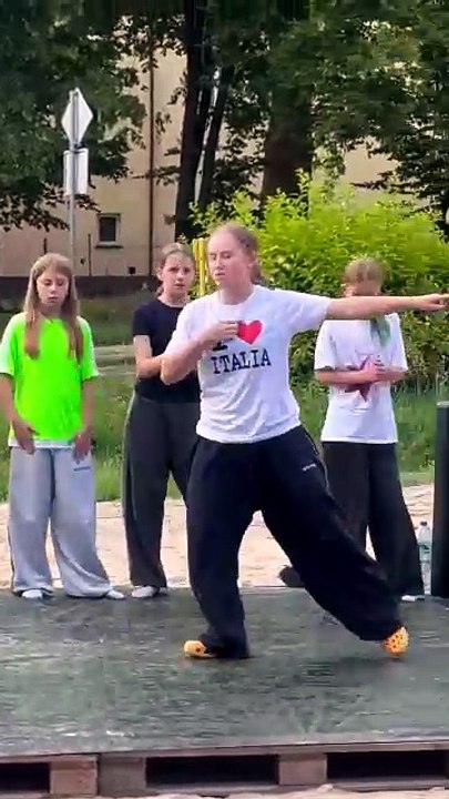 Elle danse sur du Michael Jackson et c'est dingue