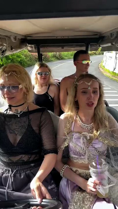 Elle oublie qu'elle conduit la voiturette de golf