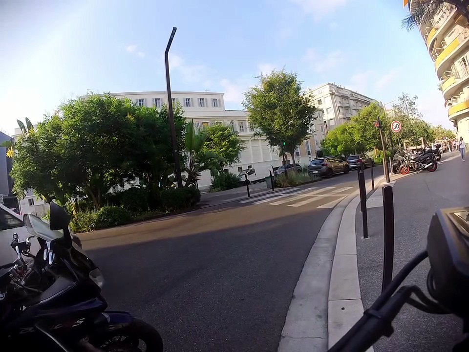 Scène lunaire avec un policier à moto