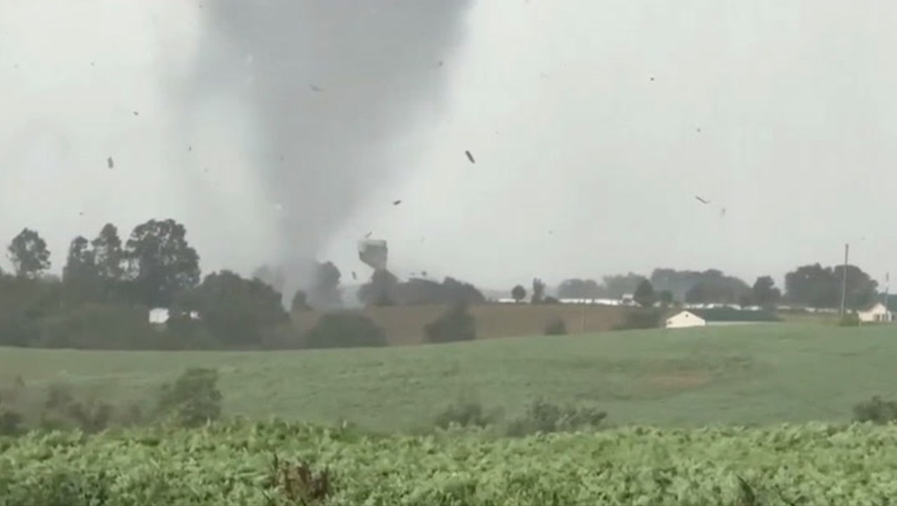 Video: Tornado rips through Kentucky farm in path of destruction