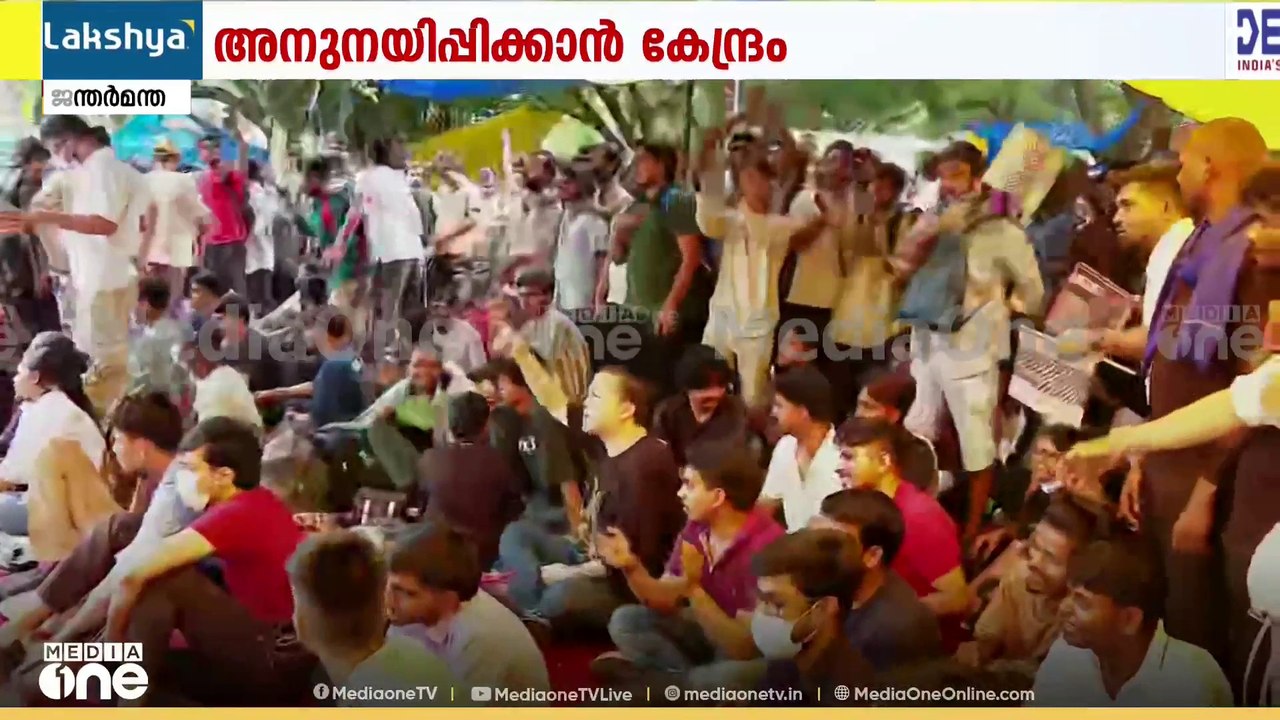 'ഹംസബ് ഏക് ഹേ...'; പരസ്പരം വിശറിയായും കുടയായും വിദ്യാർഥിക്കൂട്ടം; വിഭജന രാഷ്ട്രീയം വിലപ്പോവില്ല