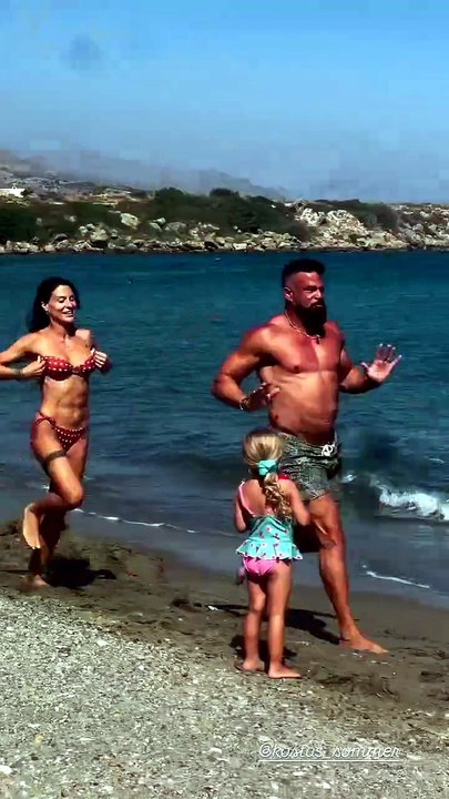 Βαλεντίνη Παπαδάκη – Κώστας Σόμμερ: Έκαναν σπριντ στην παραλία και εντυπωσίασαν