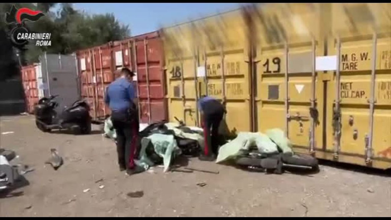 Roma, moto e pezzi di ricambio rubati: sequestrati 21 container