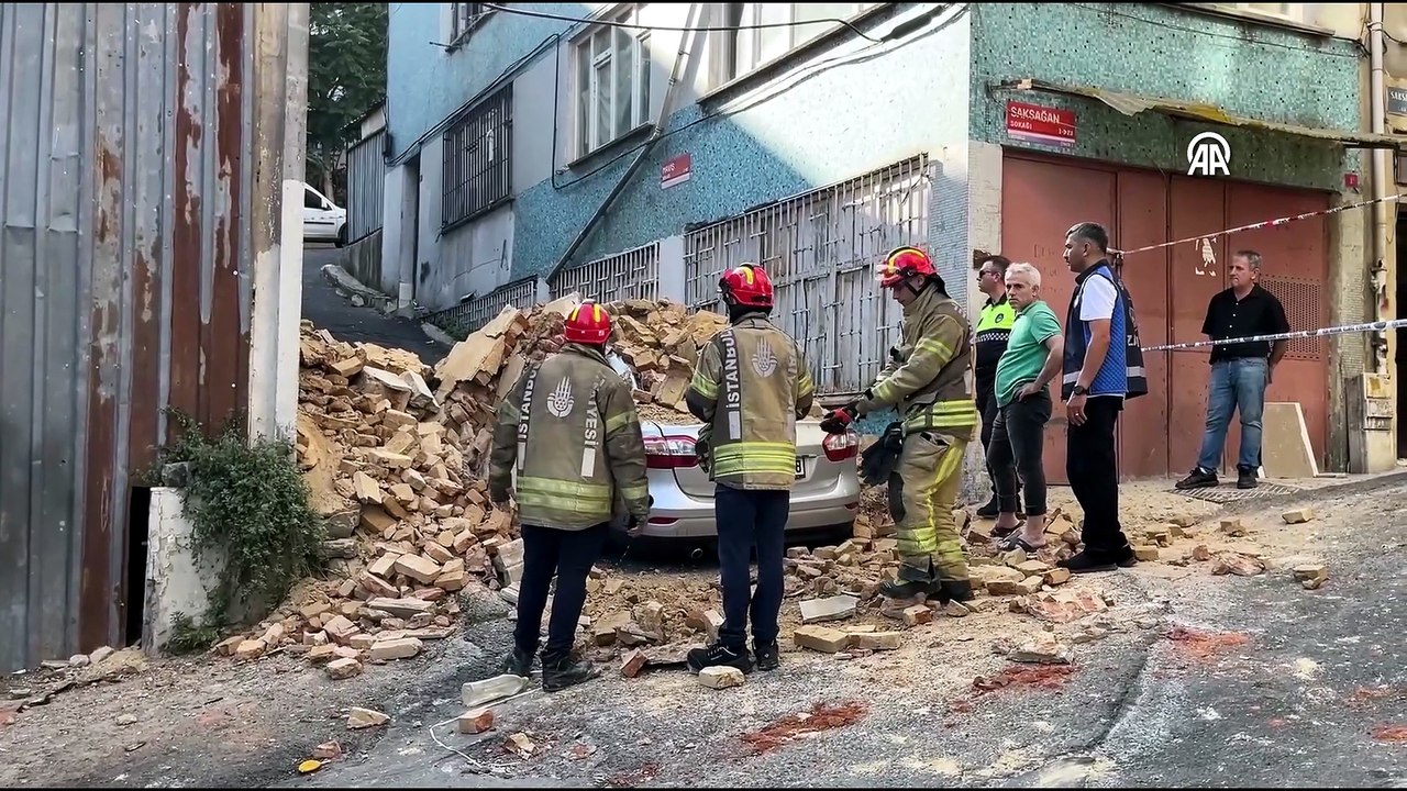 Beyoğlu'nda 2 katlı metruk bina çöktü