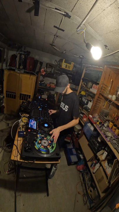 Scratcher sur vinyl = pas facile 👀😬…#dj#vinyl#scratching#scratchdj#fyp