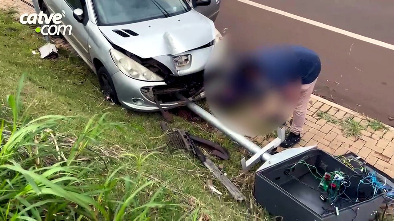 Carro sofre pane mecânica, bate e derruba radar em Cascavel