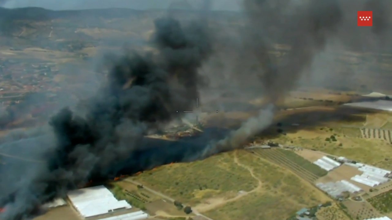 Un coche en llamas en la M-501 desata un incendio forestal que amenaza Pelayos de la Presa