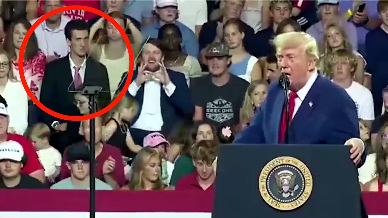 Imita Trump alle sue spalle durante un comizio e il video diventa virale