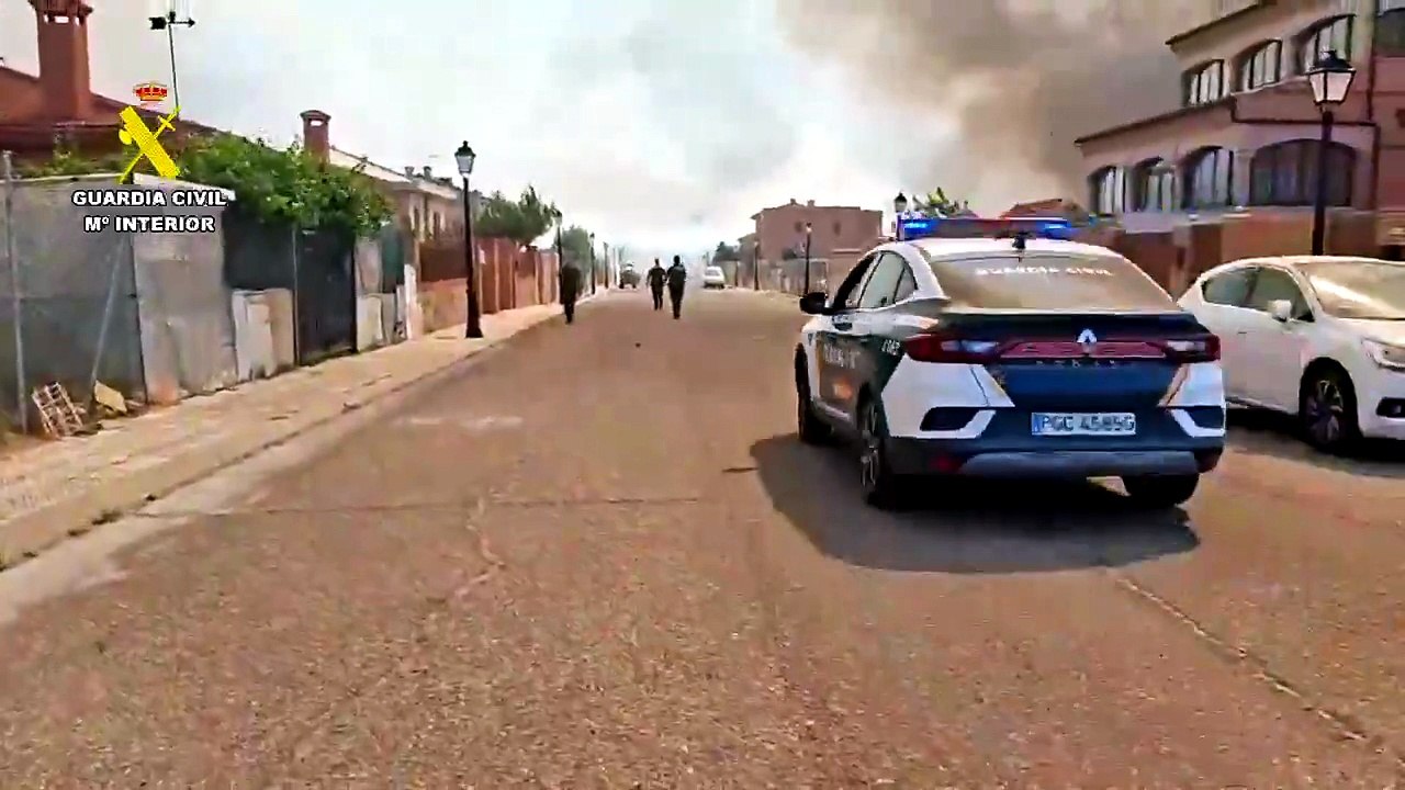 Desalojos en Villa del prado (Madrid), debido a la mala evolución del incendio originado ayer en Toledo.