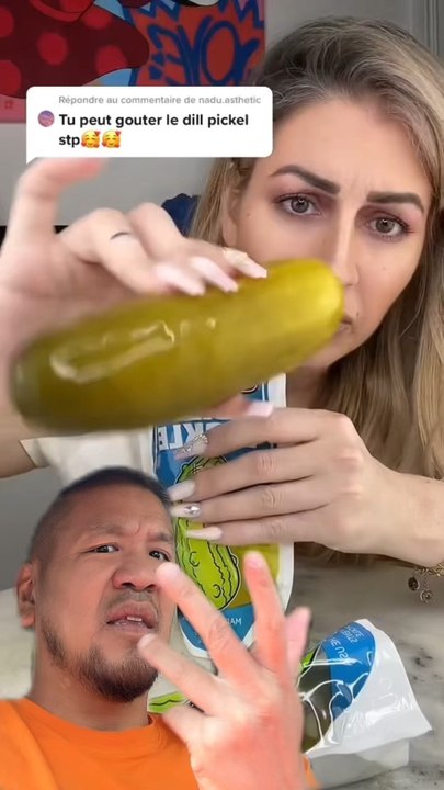 Genre ça entre dans votre bouche ?! 🤦‍♂️ Impossible dans la mienne ☺️ #degoustatiooone #decouversatiooone #cornichon #chamoy #chamoypickles