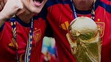 من منصات التتويج لصناديق الطماطم! 🍅 أغرب مكافأة كروية لثنائي منتخب إسبانيا