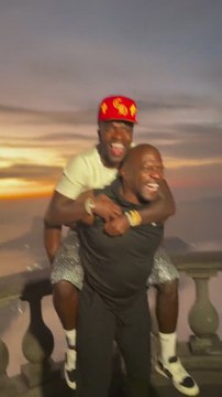 El momentazo de Vinicius a hombros de Terry Crews en Rio de Janeiro