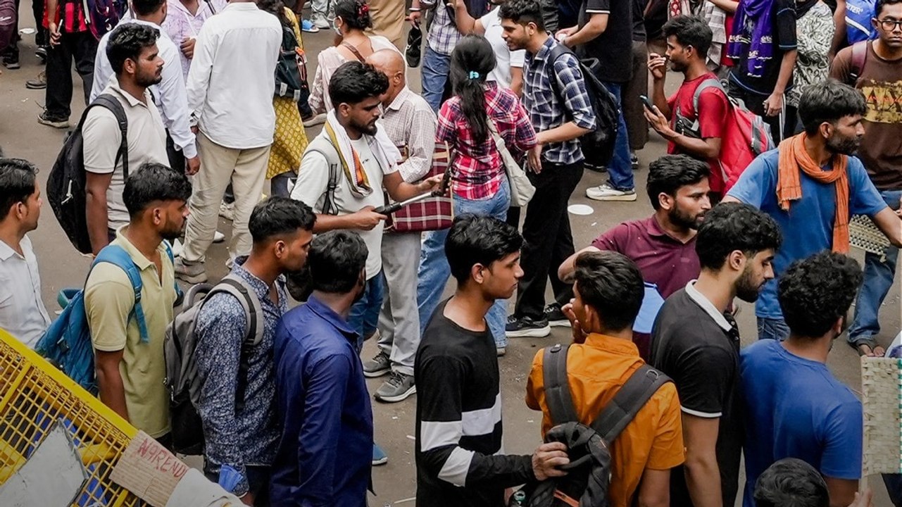 जंतर-मंतर NEET प्रदर्शन का बदला स्वरूप, धार्मिक नारों और निहंगों की मौजूदगी पर बहस