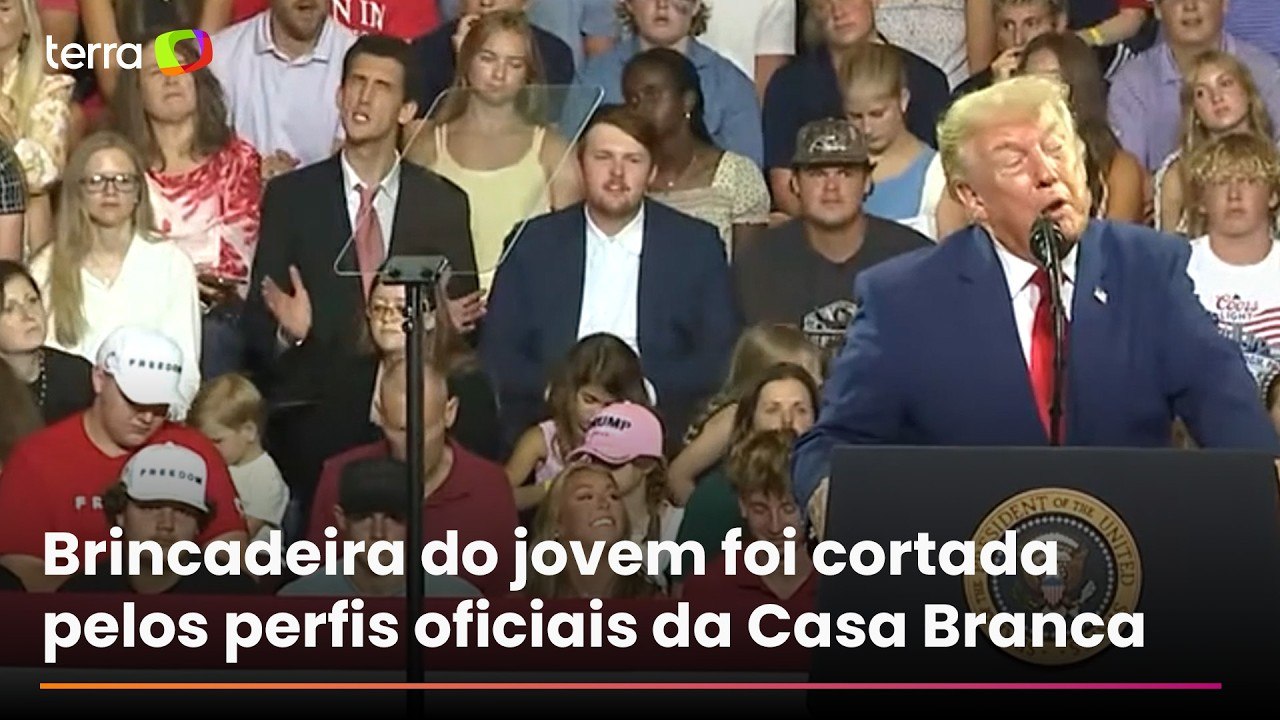 Jovem faz caretas e imita gestos de Trump durante discurso em comício nos EUA
