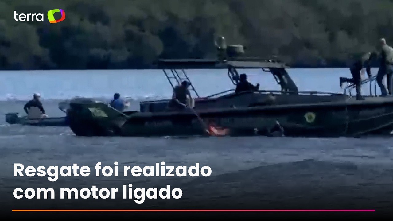 Onda lança dois homens ao mar e deixa embarcação à deriva no litoral de SP; veja resgate