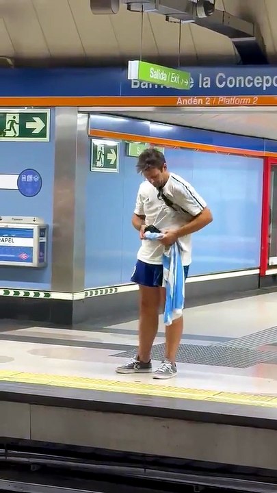 Hincha argentino en el metro de Madrid