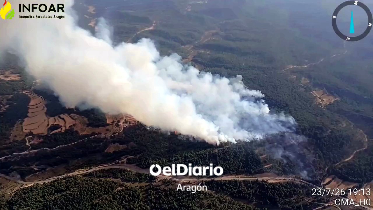 Declarado un incendio forestal entre La Cañada de Verich y La Cerollera, en Teruel: medios aéreos tratan de sofocarlo