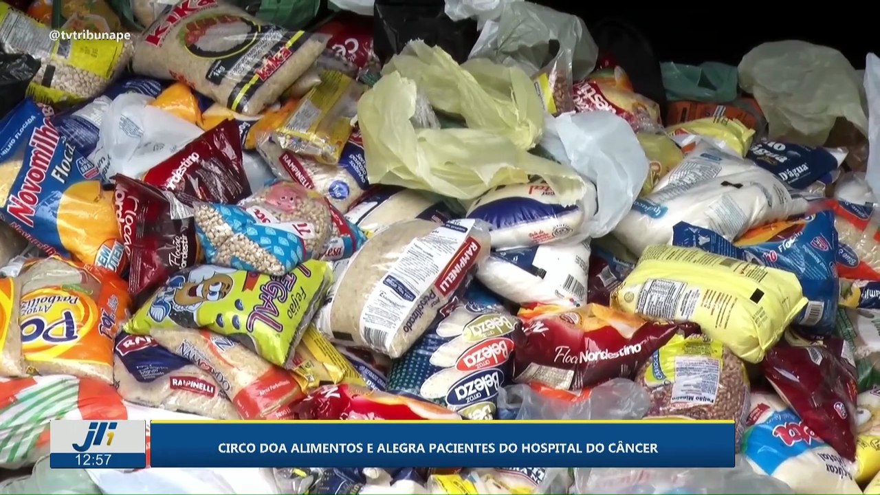 Circo doa alimentos e alegra pacientes do hospital do câncer